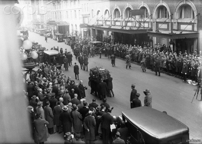 04 Nov 1926, Manhattan, New York City, New York State, USA --- Original caption: They broke Harry Houdini's wand and laid it across the flower-laden coffin at the Elks Club in New York City November 4th. In elaborate funeral services, thousands paid tribute to the world-famed magician. Rabbis Bernard Drachmann and B.A. Tinter spoke of him as a deeply religious man, the son of a rabbi. Burial took place at Cypress Hills. Photo shows casket being borne from Elks Club. --- Image by © Bettmann/CORBIS