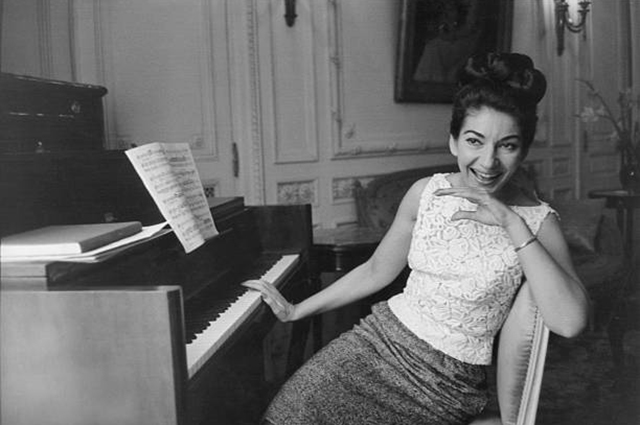 Maria Callas In Paris For A Unique Concert. Maria CALLAS riant aux éclats dans sa chambre de l'hôtel Ritz à PARIS, se préparant pour son récital au théâtre des Champs-Elysées, où elle va chanter au bénéfice de l'ordre des Chevaliers de Malte. Elle s'accompagne elle-même au piano. (Photo by Jack Garofalo/Paris Match via Getty Images)