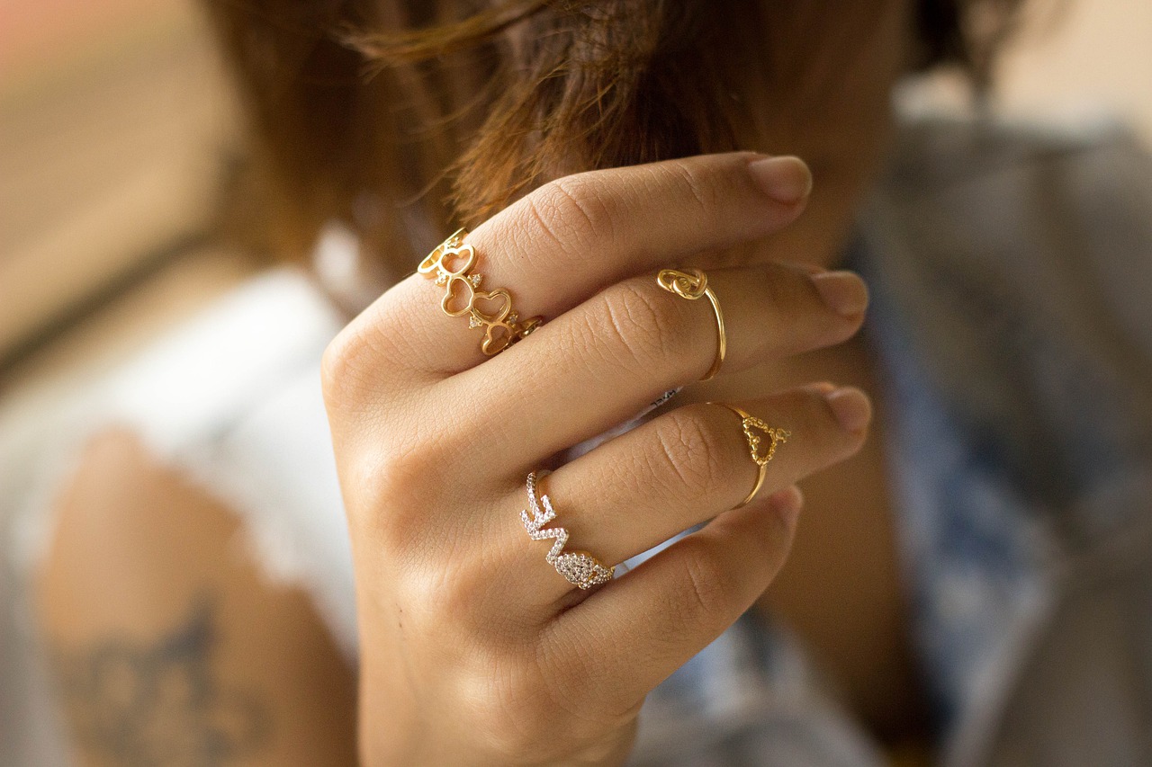 Надеты кольца золотые. Кольцо на указательном пальце. Кольца на указательный палец женские золотые. Красивые золотые кольца для девушек. Ювелирное украшение на пальце золото.